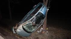 Opilý řidič nezvládl řízení. Jeho auto skončilo v kuriózním stavu