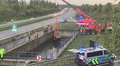 Na dálnici D6 havarovalo osobní auto, zmizelo pod hladinou nádrže!