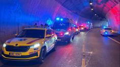 V brněnském tunelu se srazil autobus s dalšími vozy. V okolí se tvořil kolony