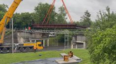 Neobvyklé manévry v Jihlavě. Obří jeřáb přesouval celý železniční most