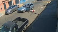 Řidič vypadl za jízdy z auta. Tvrdil, že se snažil zavřít dveře