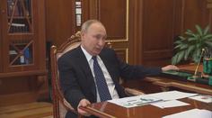 Putin už neovládá ani jednu ruku. Jednou se musí držet, druhou zmateně pohybuje