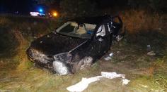 Golf vyletěl za bouřky z dálnice, řidič je těžce zraněný