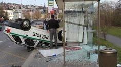 Policisté jeli k případu, otočili auto na střechu