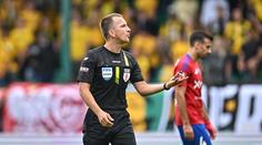 UEFA tvrdě trestala. Rozhodčí, kteří opilí ukradli značku, si dají pauzu