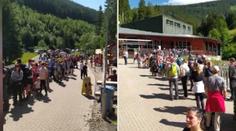 Sněžku vzali turisté útokem. Na lanovku se stojí hodinové fronty