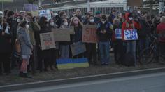 V Česku se protestuje proti ruské invazi na Ukrajinu. Jedno z míst byla i americká ambasáda
