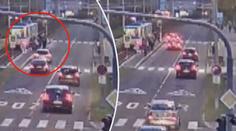 Šofér měl nabrat chodce přímo na zastávce! Policie hledá svědky. VIDEO