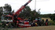 Traktor vrazil do auta. Dva zranění