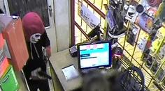 Děsivá maska a pistole v ruce! Policie hledá lupiče z benzínky. VIDEO