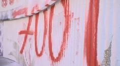 Graffiti v Hradci Králové někdo zničil. Umělci přitom malovali na legální ploše