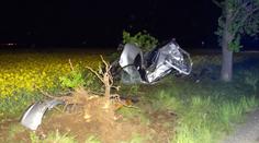Mladík téměř zlomil auto o strom, ve vraku neměl šanci přežít
