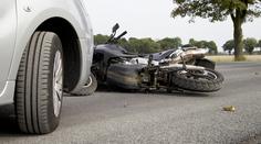 Tragická nehoda zablokovala tah na Německo. Motorkář při havárii zemřel