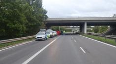Mladý muž chodil u Chebu v černém oblečení po silnici. Srazilo ho auto a zemřel