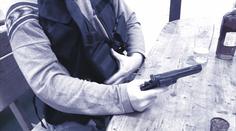 Muž na sobě testoval neprůstřelnou vestu. Padl k zemi s vážným zraněním