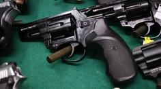 Opilcovi UKRADL REVOLVER I S NÁBOJI! Zloděje má policie
