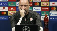 Tolik bodyguardů ještě neviděl. Trpišovský se málem svlékl donaha