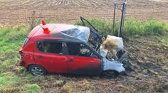 Smrtelná nehoda na Hradecku. Auto po srážce s motorkářem začalo hořet