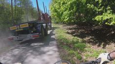 Děsivý manévr v lese! Řidič obřího kolosu minul cyklistu o vlásek. VIDEO