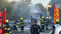 V pražských Radlicích začal hořet autobus. Vzplanul přímo uprostřed ulice
