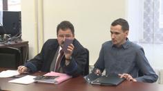 Muž pobodal nevlastního otce. Sebeobrana, hájí se u soudu