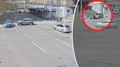 Auto bez řidiče vjelo do křižovatky, málem srazilo ženu s kočárkem