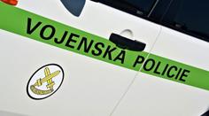 Po zásahu vojenské policie kvůli smrti vojáka jsou stíháni čtyři lidé
