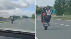 VIDEO: Šílený manévr na D1. Motorkář uháněl po dálnici po zadním kole