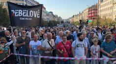 Česko si připomíná výročí okupace! V Praze vyrazil průvod na Hrad