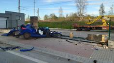 Řidič na Táborsku sešrotoval auto o betonový sloupek, na místě zemřel