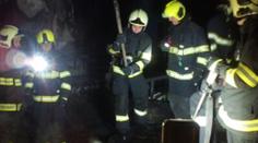 V Praze hořela střecha školy. Jeden hasič se zranil