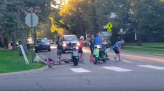 Drsná bitka. Mezi cyklisty a řidiči skútrů létaly pěsti i kopance! VIDEO