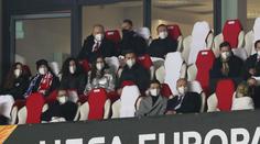 Prymula mluví o lockdownu, sám šel na fotbal. Babiš ho obratem odepsal
