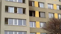 Na pražském Chodově hořel byt. Hasiči z něj zachránili ženu