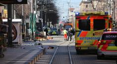 Auto najelo do davu v Mannheimu: Dva mrtví a několik těžce zraněných