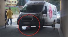 Dodávka se napíchla na parkovací sloupek. Případ řeší policie