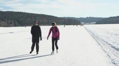Zamrzlé Lipno láká bruslaře. Led má okolo 15 centimetrů