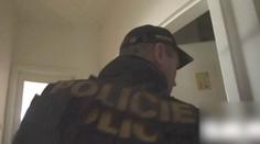 VIDEO: Hra na schovávanou mu nevyšla. Svalnatec se před policisty ukrýval ve skříni