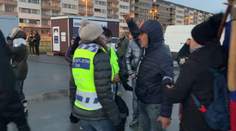 Tisíce lidí protestovaly proti opatřením. Muž slovně napadl rodinu s dítětem