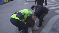 Plačící děti, zakleknutí rodiče. Zásahy strážníků vyvolávají kritiku. ANKETA