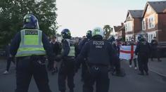 Smrt mladíka vyvolala v Británii protesty. Policisté ho spoutali místo útočníka