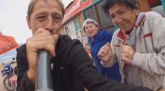 VIDEO: Frontman Wohnoutů uspořádal v Kyrgyzstánu party, na které sám zazpíval