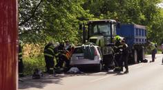 Srážka s traktorem skončila smrtí! Vážná nehoda uzavřela silnici