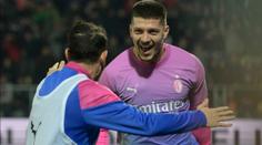 AC Milán zvládl přestřelku s Frosinone a přiblížil se vedoucí dvojce