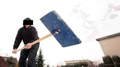 NAPADENÍ! Na známého zaútočil HRABLEM NA SNÍH
