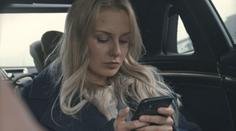 VIDEO: Je vám špatně, když za jízdy koukáte do telefonu? Trik, jak tomu zabránit