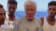 Herec Gere navštívil migranty na lodi u Itálie. "Musíme jim pomoci," řekl