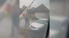 Drama na železnici. Řidiče na přejezdu uvěznily závory, po vysvobození ujel