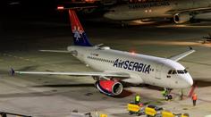 Dramatický let společnosti Air Serbia. Letadlo nouzově přistálo s dírou v trupu