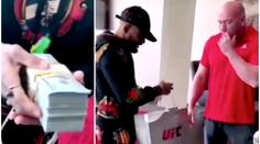 Takhle se vyplácí UFC šampion! Obdržel tašku plnou peněz